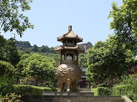 公墓园内公祭鼎
